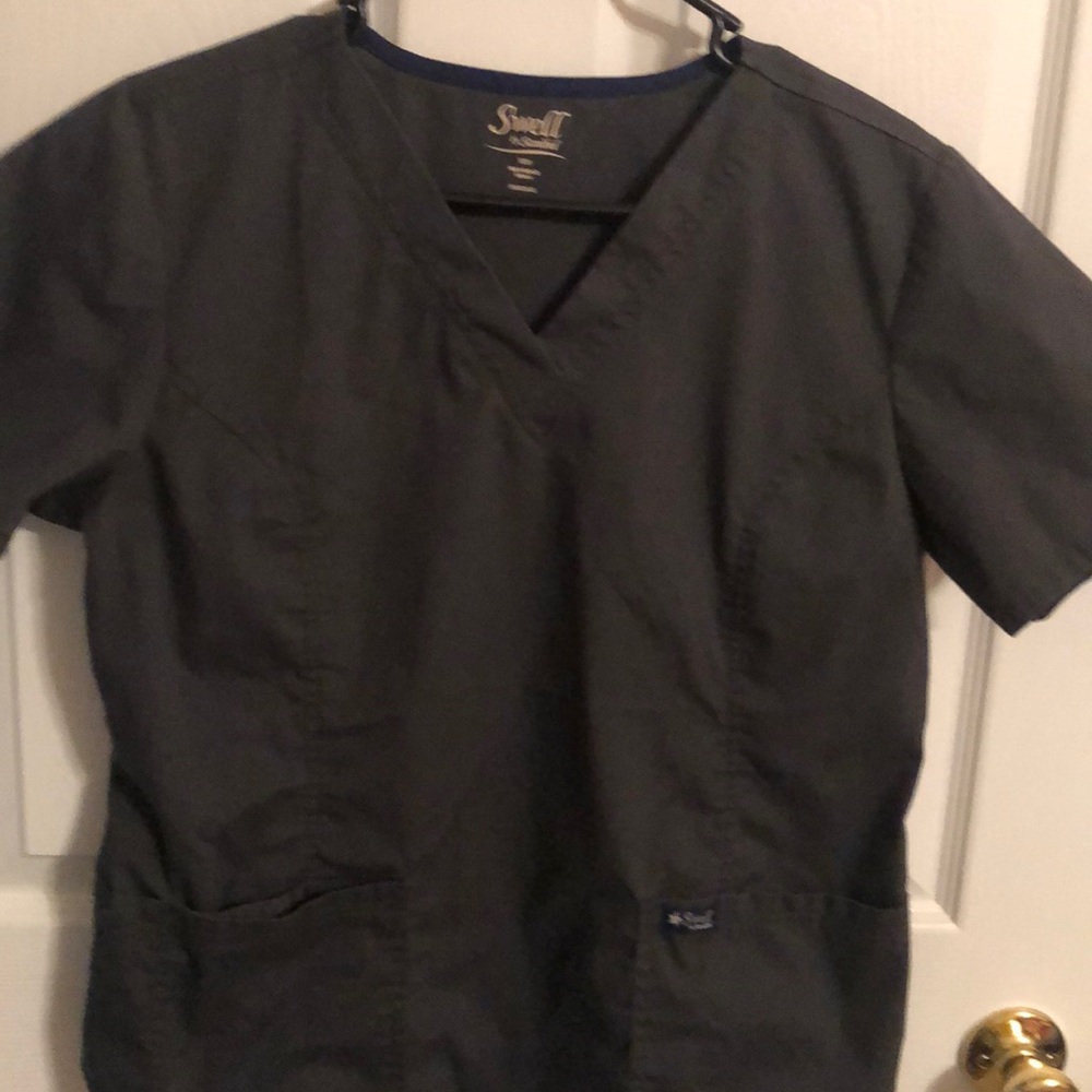 NWOT  Swell by Sanibel scrub top.2 front pockets
